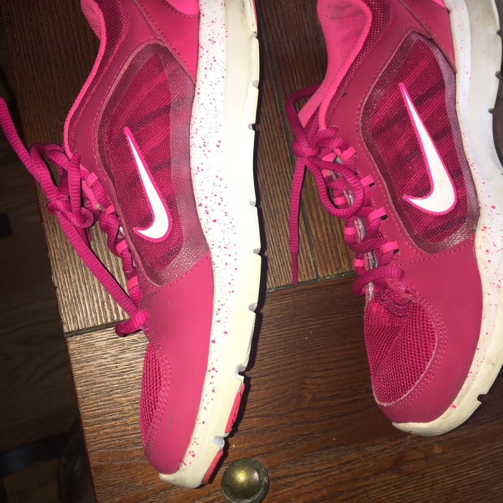 Pink Nike’s size 6